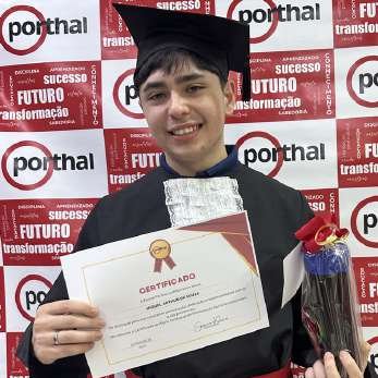 Aluno recebendo certificado do projeto