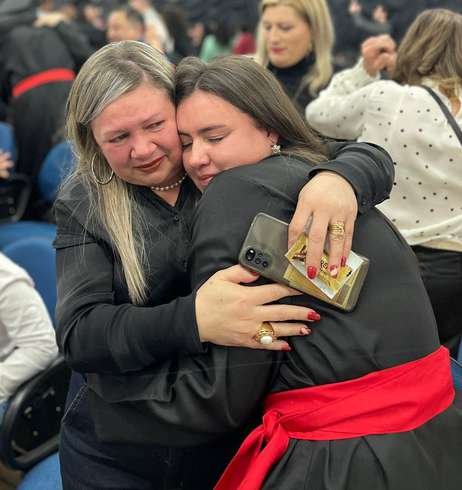 Família celebrando a conquista de um estudante