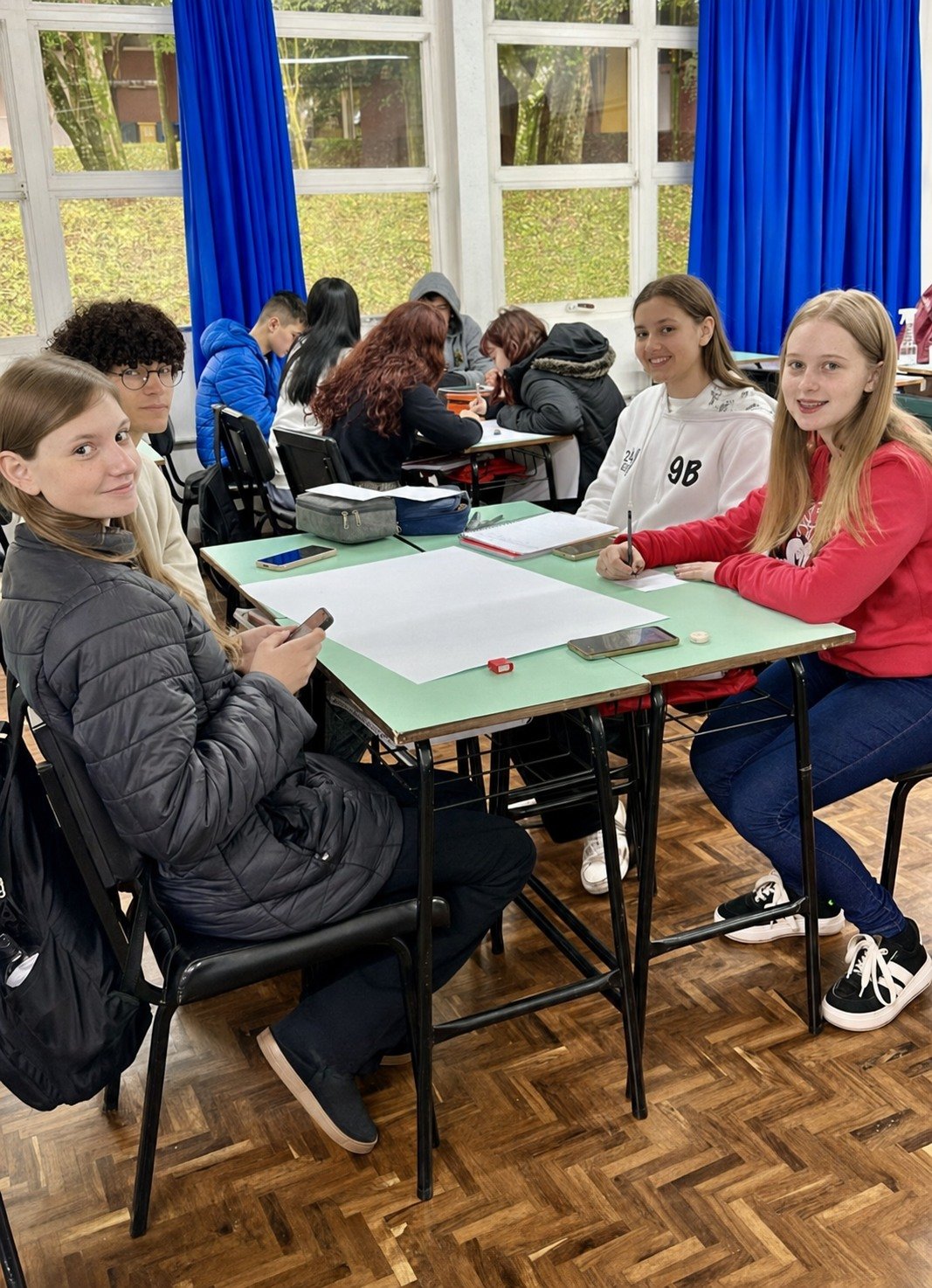 Jovens estudantes reunidos em ambiente de aprendizado