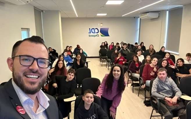 Equipe reunida com participantes do projeto